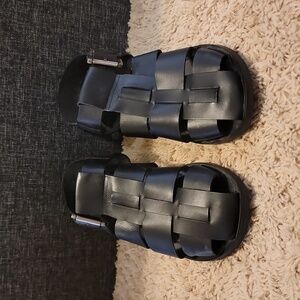 Black fisherman sandals
